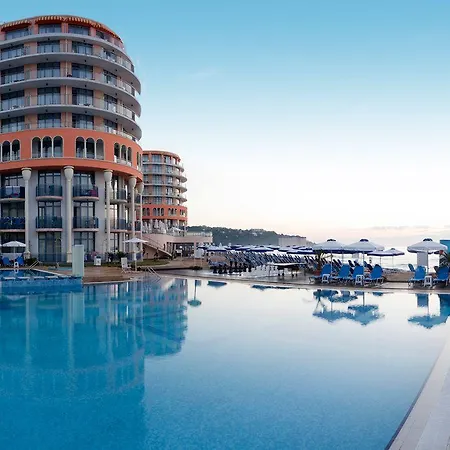 Azalia Balneo & ホテル