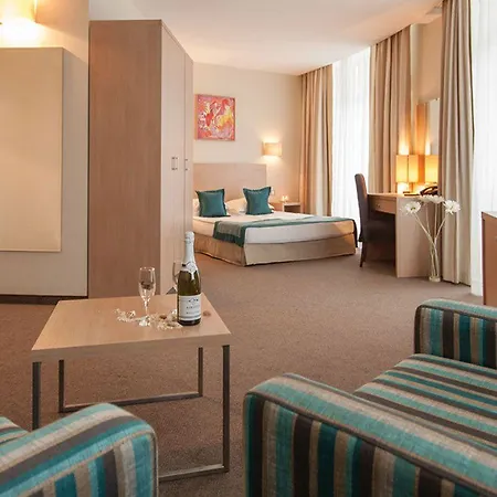 Azalia Balneo & מלון